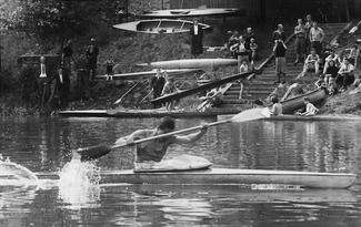 Vítězství na K1; Přebor ČSR (22. 6. 1958)<br>Ten záběr se mi líbí, škoda pádla přes obličej. <br> | Osobní archiv Petra Vylety